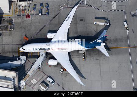 Avion aérocomexico Boeing 787 stationné. Le modèle d'avion 787-8 enregistré comme N964AM appartenant à Aeromexico du Mexique, également connu sous le nom d'Aero Mexico. Banque D'Images