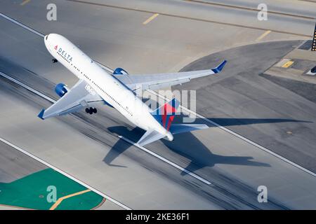 Boeing 767-300 de Delta Airlines, décollage d'un aéroport. Modèle d'avion B767 enregistré comme N196DN de Delta Airlines pendant le décollage. Banque D'Images