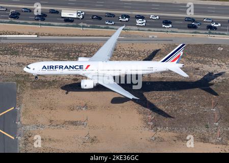 Atterrissage d'un Boeing 777-300 d'Air France. Avion de la compagnie aérienne française et modèle 77W. Avion Air France 777 enregistré comme F-GSQI. Banque D'Images