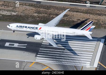 Atterrissage de l'avion Boeing 777 d'Air France. Avion de la compagnie aérienne française et modèle 777-300ER. L'avion F-GSQI d'Air France dépasse le seuil de la piste. Banque D'Images