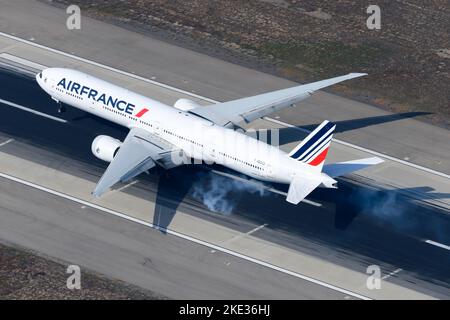 Atterrissage d'un Boeing 777 d'Air France. Avion de la compagnie aérienne française et modèle 777-300ER. Avion F-GSQI Air France. Doublure d'air à corps de câblage. Banque D'Images