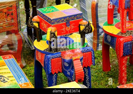 Peinture artistique coloré produits artisanaux vendant dans le cadre de la foire de l'artisanat. Banque D'Images