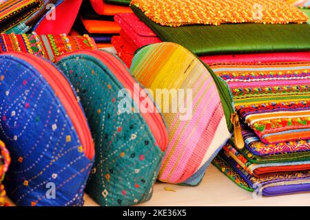 Peinture artistique coloré produits artisanaux vendant dans le cadre de la foire de l'artisanat. Banque D'Images