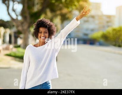 Vous n'avez pas besoin d'une carte pour savoir où vous allez. Portrait d'une jeune femme heureuse qui se présente pour prendre un taxi dans la ville. Banque D'Images