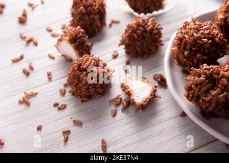 Marshmallows au caramel maison recouverts de riz soufflé au goût du chocolat, douceur facile à préparer, pas de cuisson nécessaire, idéal pour les fêtes et les fêtes Banque D'Images