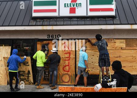 Daytona Beach Shores, États-Unis. 09th novembre 2022. Les travailleurs sont à bord d'un magasin avec du contreplaqué à Daytona Beach Shores, en Floride, alors que la tempête tropicale Nicole fait son approche de la côte de la Floride avec une chute de terre prévue comme un ouragan de catégorie 1. Crédit : SOPA Images Limited/Alamy Live News Banque D'Images