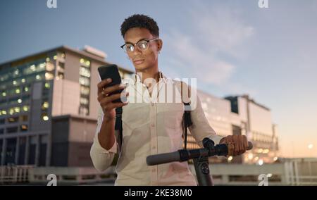 Scooter, smartphone et homme dans la ville la nuit SMS, faire défiler les médias sociaux et la technologie de carte GPS pour les indications routières. Étudiant universitaire moderne Banque D'Images