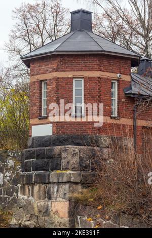 Centrale hydroélectrique de Vanhakaupunki par la rivière Vantaanjoki dans la vieille ville d'Helsinki, en Finlande Banque D'Images