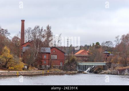Centrale hydroélectrique de Vanhakaupunki par la rivière Vantaanjoki dans la vieille ville d'Helsinki, en Finlande Banque D'Images