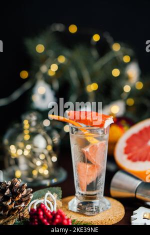 Boisson de Noël au cocon de pamplemousse dans un verre à grenaille à la décoration de Noël.Mise au point sélective Banque D'Images