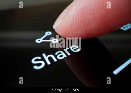 Melbourne, Australie - 20 octobre 2022 : vue rapprochée de l'utilisation de la fonction de partage sur un smartphone, prise avec un objectif macro Banque D'Images