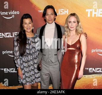 Kimberly Guerrero, Chaske Spencer et Emily Blunt assistent à la première « The English » de New York qui s'est tenue au Metrograph on 9 novembre 2022 à New York, NY ©Steven Bergman/AFF-USA.COM Banque D'Images