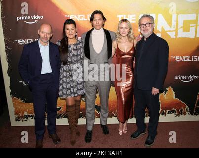 Hugo Blick, Kimberly Guerrero, Chaske Spencer, Emily Blunt et Greg Brenman assistent à la première « les Anglais » de New York tenue au Metrograph on 9 novembre 2022 à New York, NY ©Steven Bergman/AFF-USA.COM Banque D'Images