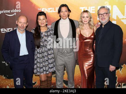 Hugo Blick, Kimberly Guerrero, Chaske Spencer, Emily Blunt et Greg Brenman assistent à la première « les Anglais » de New York tenue au Metrograph on 9 novembre 2022 à New York, NY ©Steven Bergman/AFF-USA.COM Banque D'Images