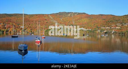 Vue panoramique sur le lac et le Mont Tremblant aux couleurs de l'automne au Québec, Canada Banque D'Images