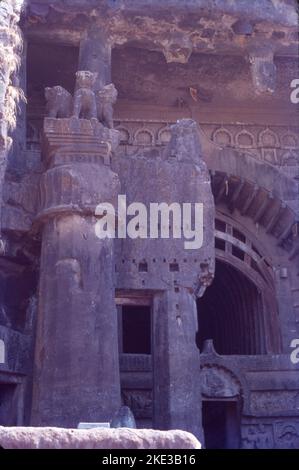 Les grottes de Karla, les grottes de Karli, les grottes de Karle ou les cellules de Karla sont un complexe de grottes indiennes bouddhistes anciennes à Karli près de Lonavala, Maharashtra. Les grottes étaient historiquement associées à la secte Mahāsāṃghika du bouddhisme qui avait une grande popularité dans cette région de l'Inde, ainsi qu'un riche patronage. Les grottes abritent un monastère bouddhiste datant du 2nd siècle avant Jésus-Christ. Le monastère abritait autrefois deux grands piliers de 15 mètres à l'extérieur du chaitya. Banque D'Images