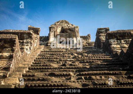 Un vol abrupt de marches menant au coeur de l'ancien temple d'Angkor Wat au Cambodge. Banque D'Images