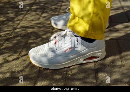Tyumen, Russia-13 septembre 2022: Nouveau logo de sneakers pour homme blanc los angeles par Skechers. Mise au point sélective Banque D'Images