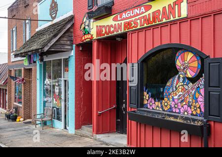 Restaurants locaux le long de main Street dans le centre-ville de Clayton, en Géorgie, une charmante petite ville nichée dans les Blue Ridge Mountains. (ÉTATS-UNIS) Banque D'Images