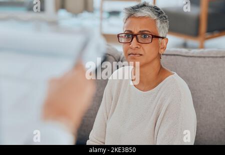 Femme âgée, inquiète et de stress pendant que sur le canapé de salon de penser et de se sentir stressé, l'anxiété et la dépression avec des lunettes. Femme âgée Banque D'Images