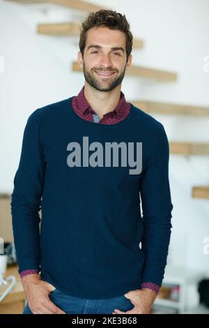 Je sais que j'ai fait le bon choix de carrière. Portrait d'un homme d'affaires créatif heureux debout dans son bureau. Banque D'Images