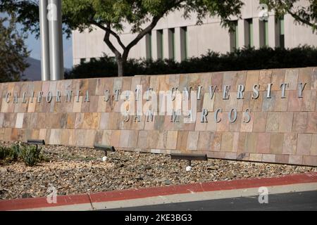 San Marcos, Californie, États-Unis - 9 octobre 2022 : le soleil de l'après-midi brille sur la signalisation du campus de l'Université d'État de Californie à San Marcos. Banque D'Images