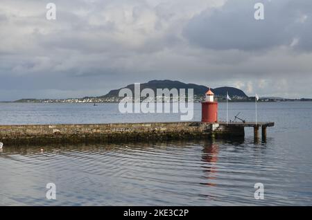 petit phare norvégien vue sur le port scandinavie belle eau plate Banque D'Images