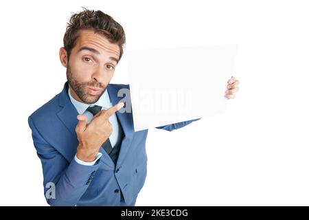 Regardez qui a fait de l'employé du mois. Photo studio d'un homme d'affaires charmant tenant un écriteau vierge sur un fond blanc. Banque D'Images