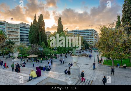 Athènes, Grèce - 5 novembre 2022 : vue sur la place Syntagma au coucher du soleil. La place est un point de repère et de rencontre populaire de la ville. Banque D'Images