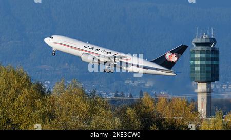 Richmond, Colombie-Britannique, Canada. 1st novembre 2022. Un Boeing 767-200ER BDSF (C-FOIJ) de Cargojet Airways part de l'aéroport international de Vancouver. (Image de crédit : © Bayne Stanley/ZUMA Press Wire) Banque D'Images