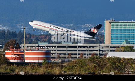 Richmond, Colombie-Britannique, Canada. 1st novembre 2022. Un Boeing 767-200ER BDSF (C-FOIJ) de Cargojet Airways part de l'aéroport international de Vancouver. (Image de crédit : © Bayne Stanley/ZUMA Press Wire) Banque D'Images