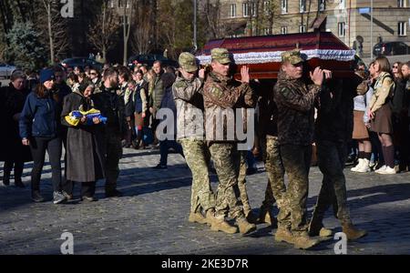 Lviv, Ukraine. 09th novembre 2022. Le personnel militaire porte le cercueil du corps du soldat ukrainien Taras Havrylyshyn, décédé à la suite de l'invasion militaire russe de l'Ukraine, lors d'une cérémonie funéraire au cimetière Lychakiv de Lviv. Les funérailles de Taras Havrylyshyn, soldat de la Brigade d'artillerie des Forces armées ukrainiennes de 45th, ont eu lieu à Lviv. Il mourut en libérant des terres ukrainiennes des envahisseurs russes dans la direction du sud. Taras Havrylyshyn était un membre bien connu de l'organisation scoute ukrainienne 'Plast'. Crédit : SOPA Images Limited/Alamy Live News Banque D'Images