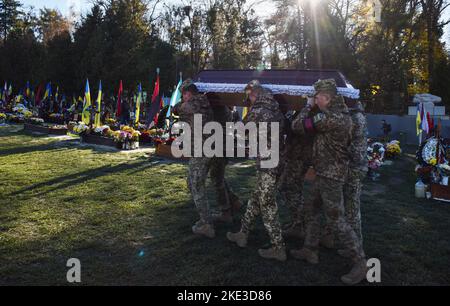 Lviv, Ukraine. 09th novembre 2022. Le personnel militaire porte le cercueil du corps du soldat ukrainien Taras Havrylyshyn, décédé à la suite de l'invasion militaire russe de l'Ukraine, lors d'une cérémonie funéraire au cimetière Lychakiv de Lviv. Les funérailles de Taras Havrylyshyn, soldat de la Brigade d'artillerie des Forces armées ukrainiennes de 45th, ont eu lieu à Lviv. Il mourut en libérant des terres ukrainiennes des envahisseurs russes dans la direction du sud. Taras Havrylyshyn était un membre bien connu de l'organisation scoute ukrainienne 'Plast'. Crédit : SOPA Images Limited/Alamy Live News Banque D'Images