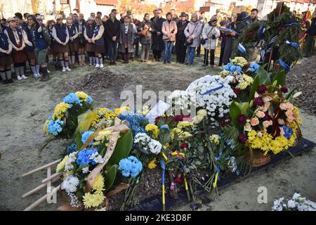 Lviv, Ukraine. 09th novembre 2022. Les gens se tiennent près de la tombe du soldat ukrainien Taras Havrylyshyn, mort à la suite de l'invasion militaire russe de l'Ukraine, au cimetière de Lychakiv à Lviv. Les funérailles de Taras Havrylyshyn, soldat de la Brigade d'artillerie des Forces armées ukrainiennes de 45th, ont eu lieu à Lviv. Il mourut en libérant des terres ukrainiennes des envahisseurs russes dans la direction du sud. Taras Havrylyshyn était un membre bien connu de l'organisation scoute ukrainienne 'Plast'. Crédit : SOPA Images Limited/Alamy Live News Banque D'Images