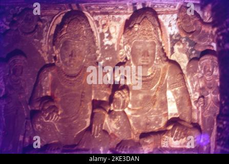 Les grottes d'Ajanta illustrent l'une des plus grandes réalisations de l'ancienne architecture bouddhiste découpée en roche. Les traditions artistiques d'Ajanta représentent un spécimen important et rare de l'art, de l'architecture, de la peinture et de l'histoire socioculturelle, religieuse et politique de la société contemporaine en Inde. Ajanta est également au sujet de belles peintures faites sur des murs de caverne sur le thème du bouddhisme. Banque D'Images