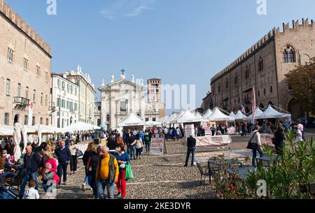 Festival della Sbrisolona (gâteau traditionnel) et sucreries italiennes sur la Piazza Sordello. Mantoue, Italie Banque D'Images