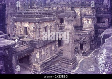 Grottes d'Ellora :- site classé au patrimoine mondial de l'UNESCO, situé dans la chaîne de montagnes du Ghat ouest du sahyadri, sur la rivière Waghora, dans le district d'Aurangabad de Maharashtra. C'est l'une des plus grandes grottes de temple hindou. Les grottes d'Ellora sont célèbres pour le bouddhisme et représentent une foule de divinités bouddhistes. Les grottes les plus importantes sont la grotte Cave15 des dix incarnations, la grotte 16 Kailasa, le plus grand temple monolithique, la grotte 21 Ramesvara et la grotte 29 Dumar Lena. Banque D'Images