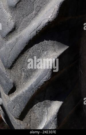 vue rapprochée de l'ancienne roue du tracteur Banque D'Images