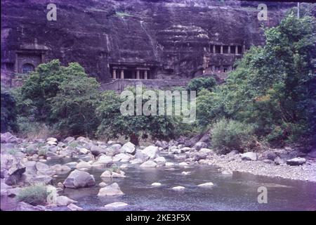 Les grottes d'Ajanta illustrent l'une des plus grandes réalisations de l'ancienne architecture bouddhiste découpée en roche. Les traditions artistiques d'Ajanta représentent un spécimen important et rare de l'art, de l'architecture, de la peinture et de l'histoire socioculturelle, religieuse et politique de la société contemporaine en Inde. Ajanta est également au sujet de belles peintures faites sur des murs de caverne sur le thème du bouddhisme. Banque D'Images
