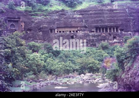 Les grottes d'Ajanta illustrent l'une des plus grandes réalisations de l'ancienne architecture bouddhiste découpée en roche. Les traditions artistiques d'Ajanta représentent un spécimen important et rare de l'art, de l'architecture, de la peinture et de l'histoire socioculturelle, religieuse et politique de la société contemporaine en Inde. Ajanta est également au sujet de belles peintures faites sur des murs de caverne sur le thème du bouddhisme. Banque D'Images