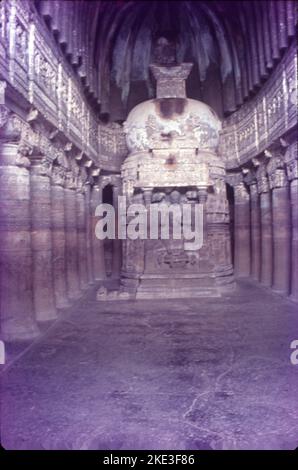 Les grottes d'Ajanta illustrent l'une des plus grandes réalisations de l'ancienne architecture bouddhiste découpée en roche. Les traditions artistiques d'Ajanta représentent un spécimen important et rare de l'art, de l'architecture, de la peinture et de l'histoire socioculturelle, religieuse et politique de la société contemporaine en Inde. Ajanta est également au sujet de belles peintures faites sur des murs de caverne sur le thème du bouddhisme. Banque D'Images