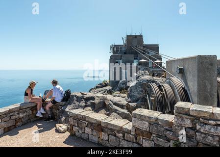 Cape Town, Afrique du Sud - 14 septembre 2022 : touristes à un point de vue sur Table Mountain. Ancres de câble du téléphérique, de la station de câble supérieure et de Robben Isl Banque D'Images