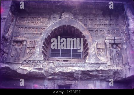 Les grottes d'Ajanta illustrent l'une des plus grandes réalisations de l'ancienne architecture bouddhiste découpée en roche. Les traditions artistiques d'Ajanta représentent un spécimen important et rare de l'art, de l'architecture, de la peinture et de l'histoire socioculturelle, religieuse et politique de la société contemporaine en Inde. Ajanta est également au sujet de belles peintures faites sur des murs de caverne sur le thème du bouddhisme. Banque D'Images