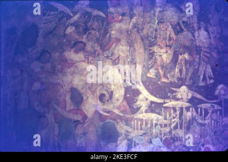 Les grottes d'Ajanta illustrent l'une des plus grandes réalisations de l'ancienne architecture bouddhiste découpée en roche. Les traditions artistiques d'Ajanta représentent un spécimen important et rare de l'art, de l'architecture, de la peinture et de l'histoire socioculturelle, religieuse et politique de la société contemporaine en Inde. Ajanta est également au sujet de belles peintures faites sur des murs de caverne sur le thème du bouddhisme. Banque D'Images