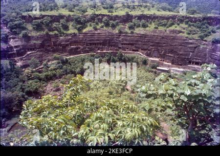 Les grottes d'Ajanta illustrent l'une des plus grandes réalisations de l'ancienne architecture bouddhiste découpée en roche. Les traditions artistiques d'Ajanta représentent un spécimen important et rare de l'art, de l'architecture, de la peinture et de l'histoire socioculturelle, religieuse et politique de la société contemporaine en Inde. Ajanta est également au sujet de belles peintures faites sur des murs de caverne sur le thème du bouddhisme. Banque D'Images