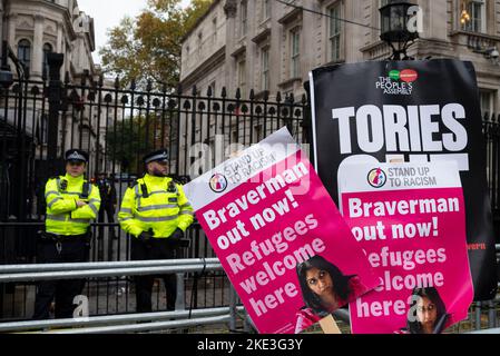 Des pancartes à l'extérieur de Downing Street. Manifestation à Londres contre la politique d'immigration du gouvernement conservateur. La secrétaire à l'intérieur, Suella Braverman, a été nommée. Les réfugiés sont les bienvenus Banque D'Images