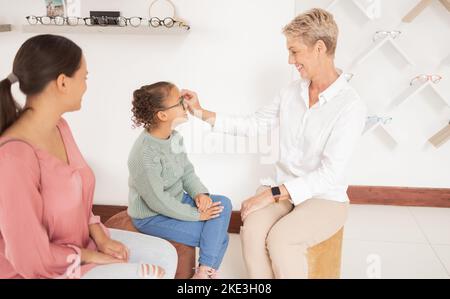 Mère, enfant et optométriste heureux avec des verres après examen, examen des yeux ou consultation pour des yeux sains. Opticien, soins de santé visuels et médicaux Banque D'Images