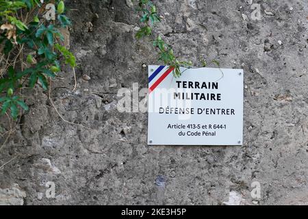 Bayonne , Aquitaine France - 11 01 2022 : territoire français conseil militaire logo marque et france texte signe signifie pas d'entrée militaire terre place entrac Banque D'Images