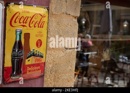 Bordeaux , Aquitaine France - 11 01 2022 : Coca Cola vintage panneau rétro boissons bouteilles annonce logo et texte marque boissons gazeuses d Banque D'Images