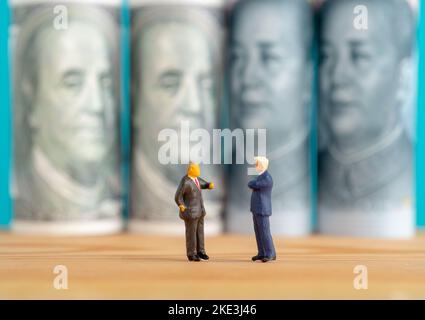 Jouets miniatures concept de guerre commerciale entre les États-Unis et la Chine. Banque D'Images